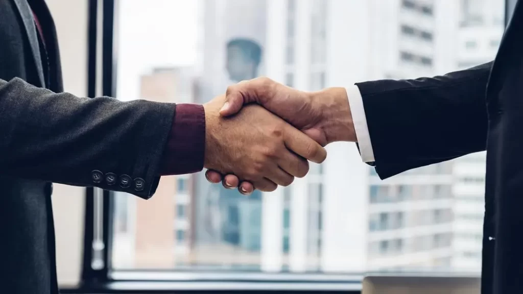 duas-pessoas-se-cumprimentando-agindo-de-boa-fe