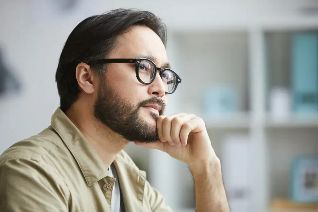 homem-pensando-sobre-o-conceito-de-caducidade